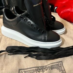 Alexander McQueen Black and White Men's Sneakers
Used no insoles,box,dust bag